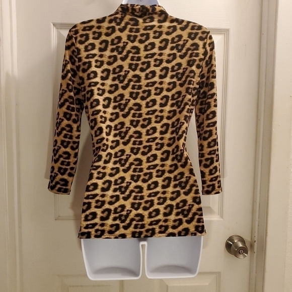 T Tahari blouse leopard print 3/4 length sleeves - Picture 2 of 11
